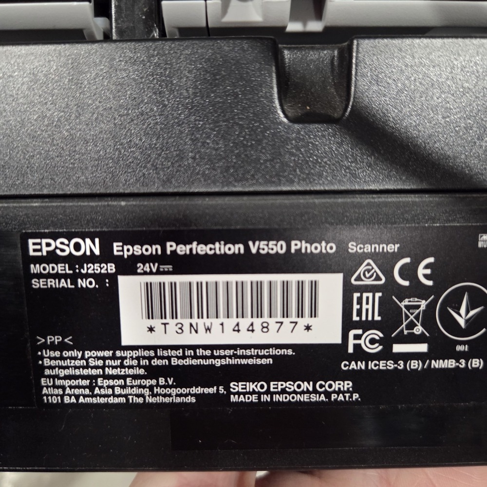 Epson V550 Photo Color Scanner in Box with Film Adapters. Mint Condition. Tested - Picture 6 of 6